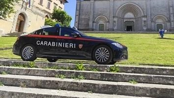 I carabinieri della Compagnia di Todi hanno arrestato il ragazzo di 16 anni per resistenza e lesioni a pubblico ufficiale, nonché per porto abusivo di un’arma. Aveva infatti un coltello a serramanico I carabinieri della Compagnia di Todi hanno arrestato il ragazzo di 16 anni per resistenza e lesioni a pubblico ufficiale, nonché per porto abusivo di un’arma. Aveva infatti un coltello a serramanico