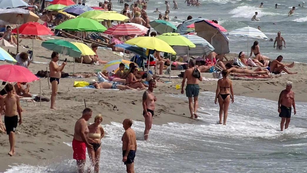 Dopo un giugno da tutto esaurito, le spiagge registrano ora una lieve flessione Dopo un giugno da tutto esaurito, le spiagge registrano ora una lieve flessione