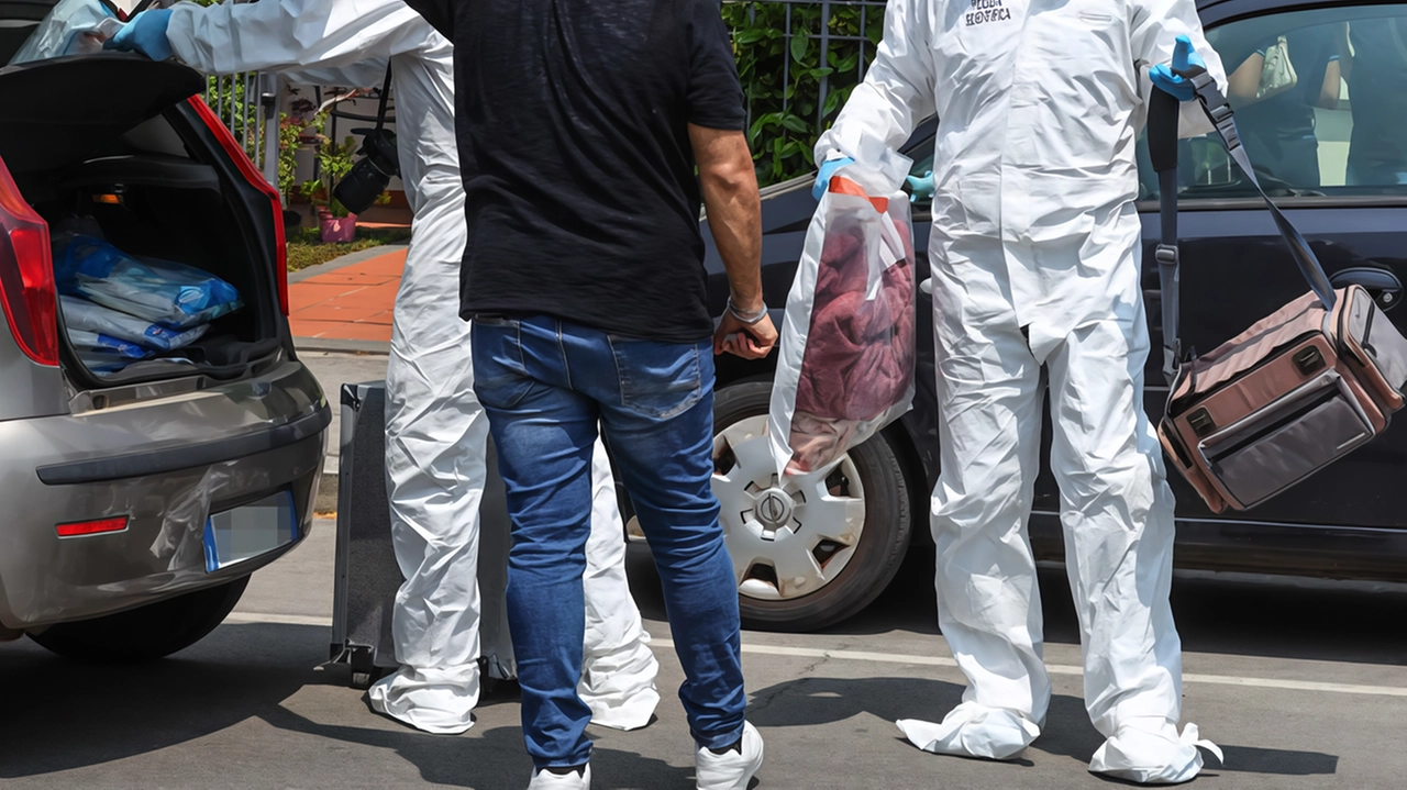 La polizia indaga per ricostruire la dinamica: la vittima è stata soffocata con un sacchetto. Piera Ulivelli aveva 83 anni. L’uomo, 84enne, ha provato a togliersi la vita con una lama.