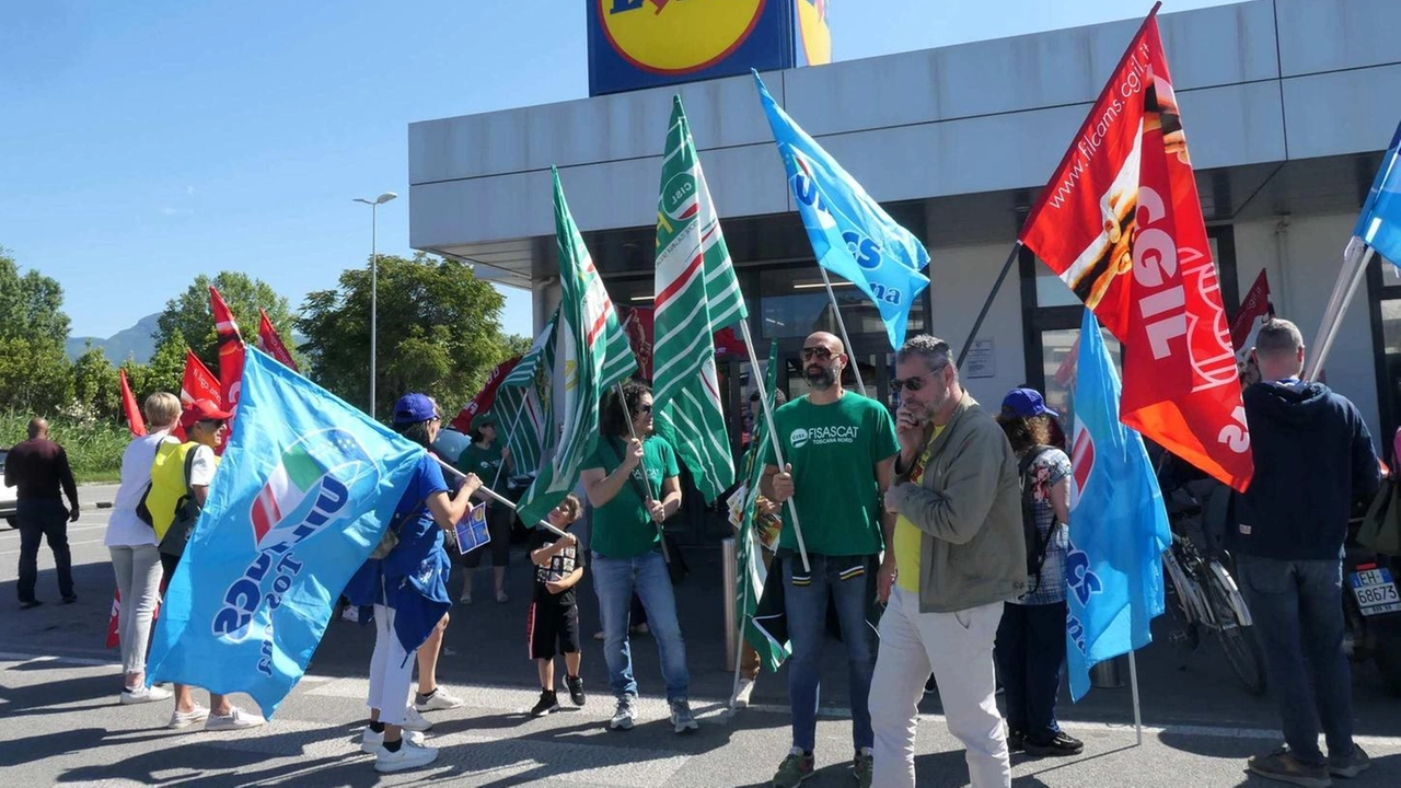 La protesta organizzara dai sindacati confederati davanti al negozio della Lidl di Viareggio La protesta organizzara dai sindacati confederati davanti al negozio della Lidl di Viareggio