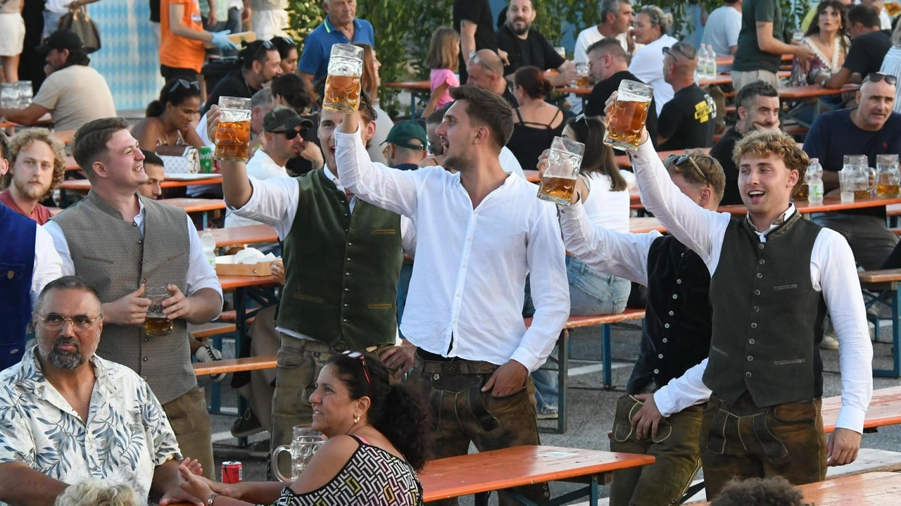 Il pubblico alla Festa della birra in corso a Carrarafiere Il pubblico alla Festa della birra in corso a Carrarafiere