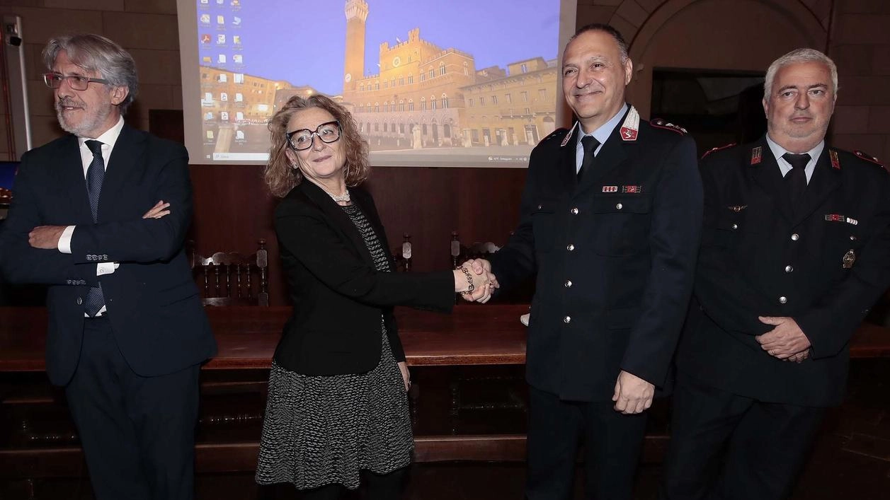 Stretta di mano fra il sindaco e il nuovo comandante della Municipale Alessandro Rossi Nella foto insieme all’assessore Enrico Tucci e al vice comandante Alfredo Zanchi Stretta di mano fra il sindaco e il nuovo comandante della Municipale Alessandro Rossi Nella foto insieme all’assessore Enrico Tucci e al vice comandante Alfredo Zanchi