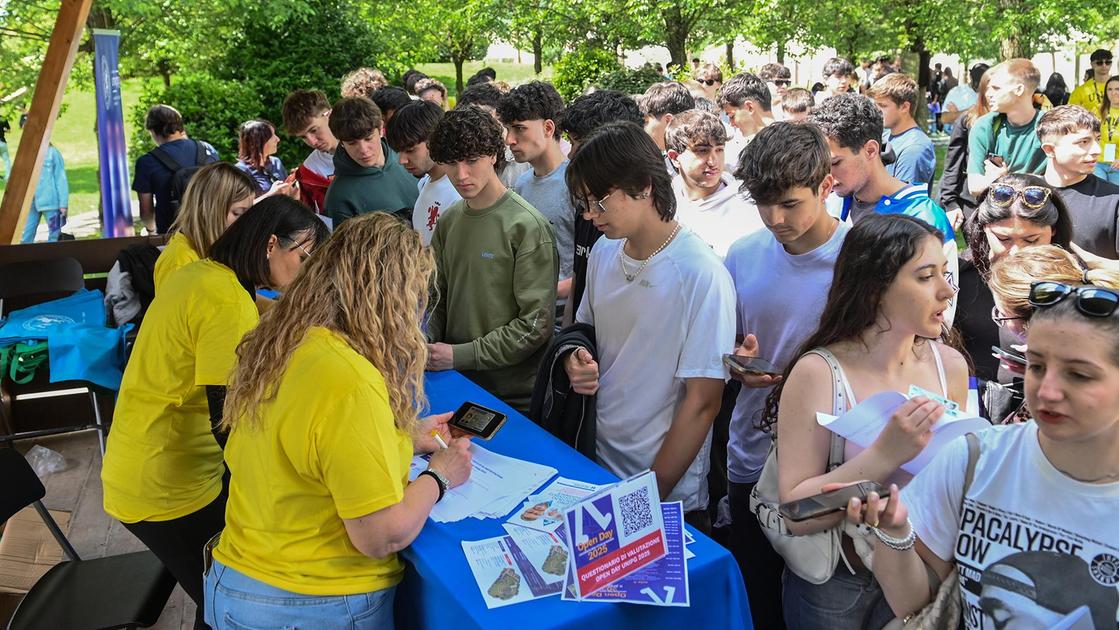 https://www.lanazione.it/image-service/view/acePublic/alias/contentid/MTk0NGIxYWQtZmUxNC00/0/luniversita-a-porte-aperte-festa-e-informazione-al-barton-park.jpeg?f=16:9&w=1200&h=630