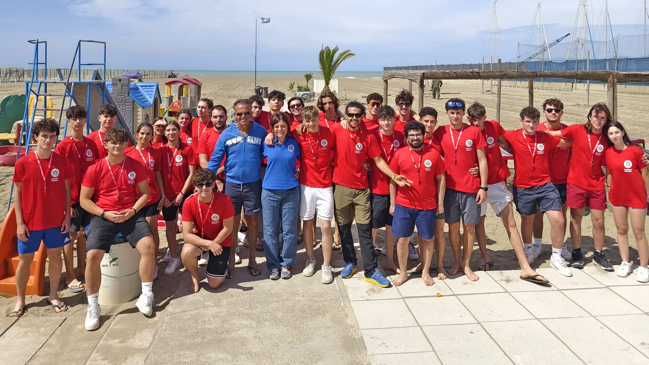 Il gruppo di aspiranti bagnini che ieri hanno superato l’esame di abilitazione Il gruppo di aspiranti bagnini che ieri hanno superato l’esame di abilitazione