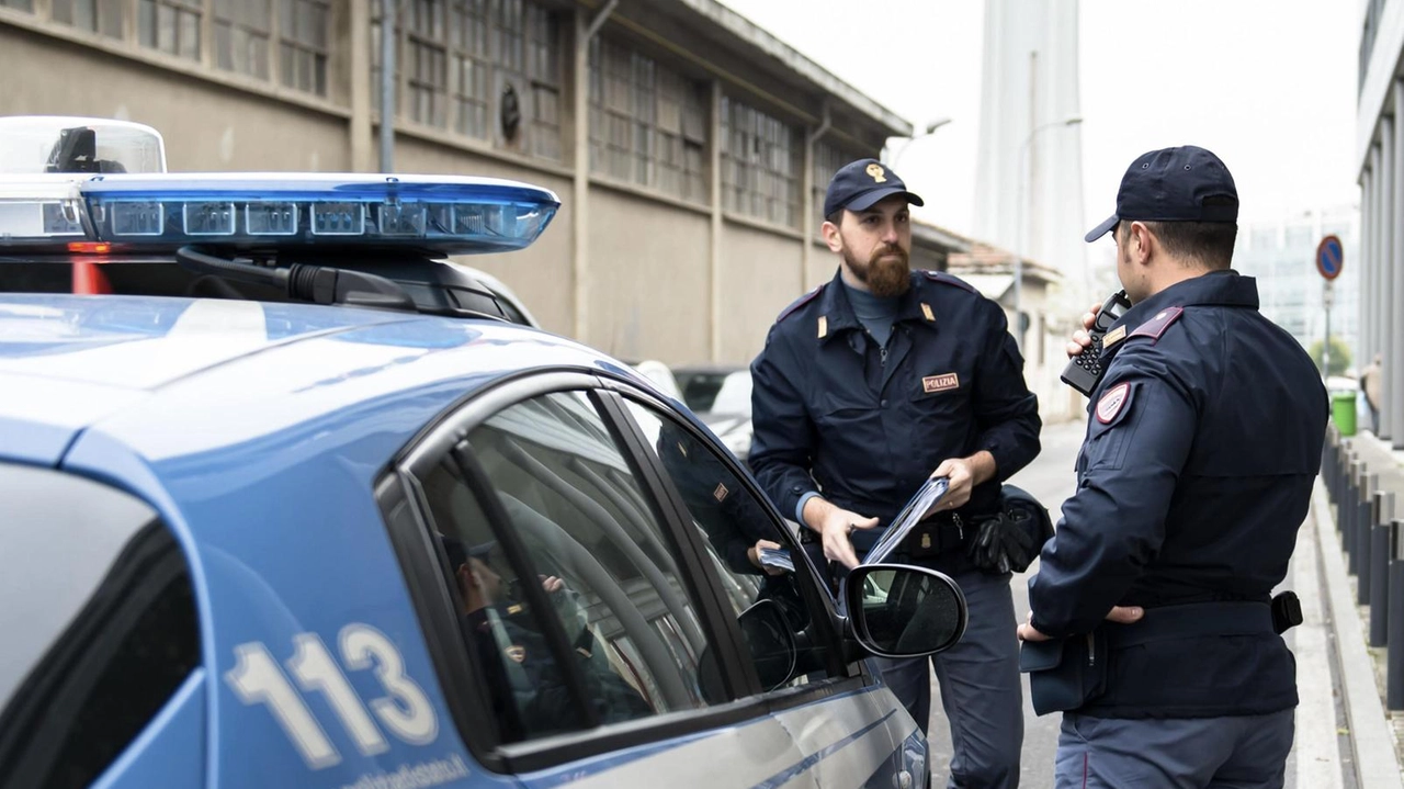 Il 50enne è stato arrestato dagli agenti del commissariato di polizia di Sarzana intervenuti sul posto (foto d’archivio) Il 50enne è stato arrestato dagli agenti del commissariato di polizia di Sarzana intervenuti sul posto (foto d’archivio)