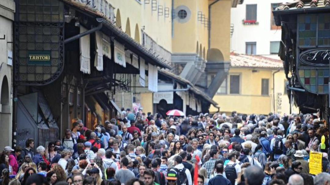 L'uomo stava suonando su Ponte Vecchio (foto Ansa) L'uomo stava suonando su Ponte Vecchio (foto Ansa)
