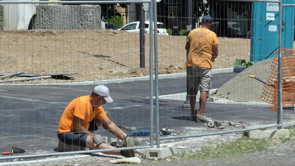 Operai durante il turno di lavoro in un cantiere (foto d’archivio) Operai durante il turno di lavoro in un cantiere (foto d’archivio)
