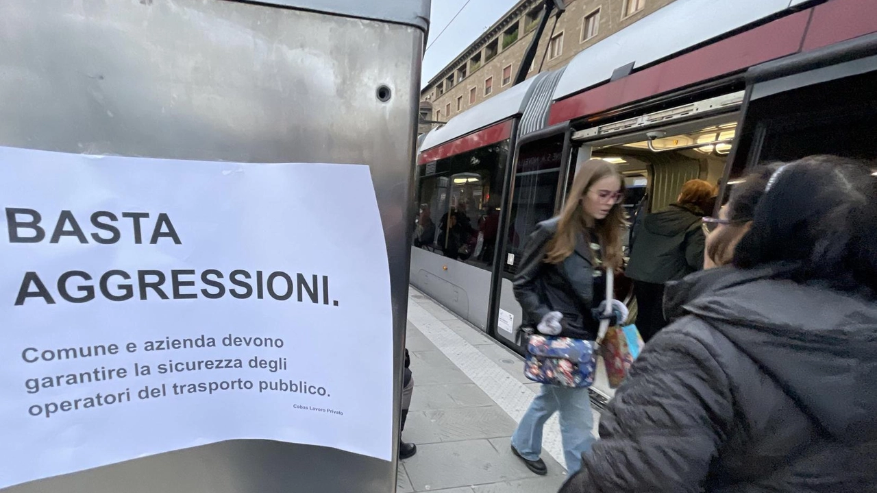 Un cartello anti aggressioni comparso ieri alla fermata della tramvia Un cartello anti aggressioni comparso ieri alla fermata della tramvia