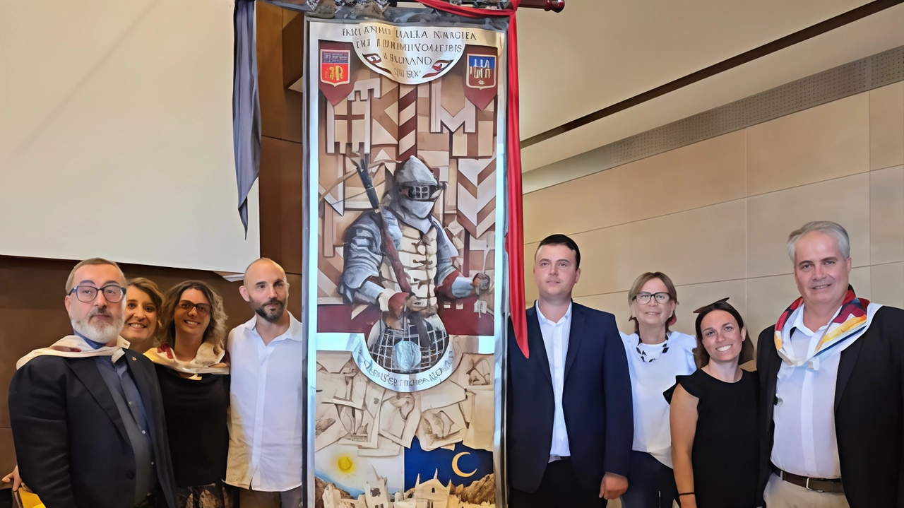 Presentato il ’cencio’ realizzato dall’artista Tommaso Andreini che offre spunti innovativi rispetto al passato. Accolto da un applauso. Presentato il ’cencio’ realizzato dall’artista Tommaso Andreini che offre spunti innovativi rispetto al passato. Accolto da un applauso.