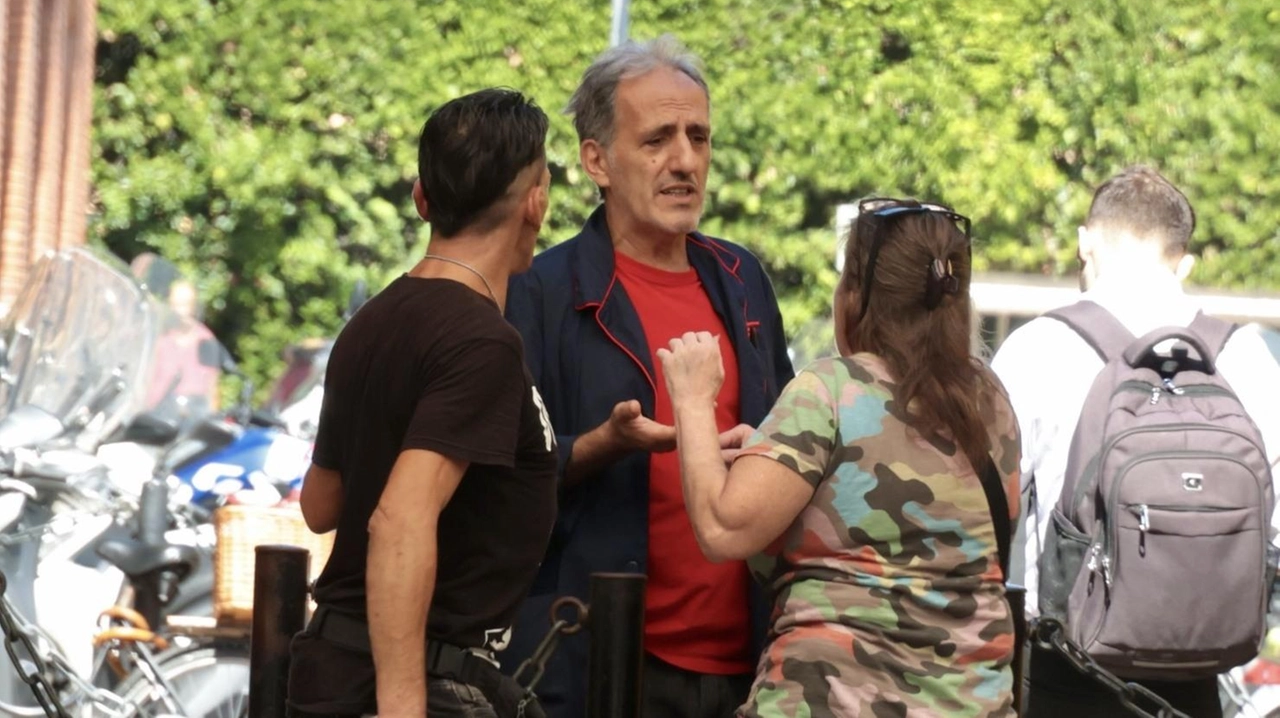 La questua molesta sotto i portici del centro commerciale di via Canova I cittadini chiedono più rispetto e sicurezza La questua molesta sotto i portici del centro commerciale di via Canova I cittadini chiedono più rispetto e sicurezza