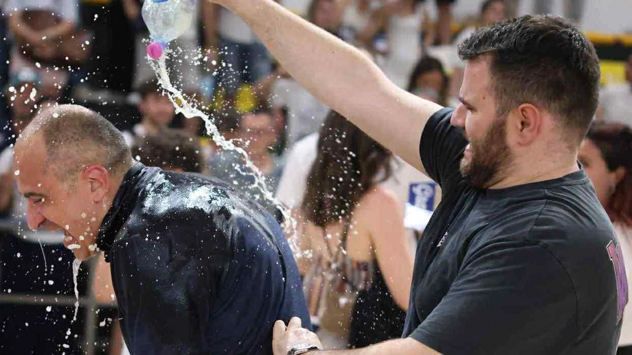 Il direttore sportivo Marco Nannini riceve un gavettone nella festa post gara-2 Il direttore sportivo Marco Nannini riceve un gavettone nella festa post gara-2