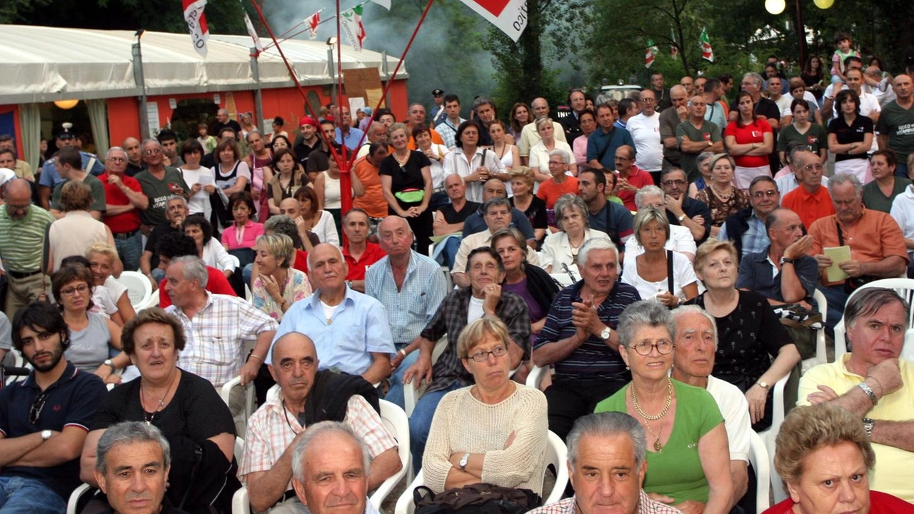 Più di cento partecipanti all’incontro con il sindaco Giuseppe Carovani organizzato, martedì sera, da Sinistra per Calenzano nei giardini... Più di cento partecipanti all’incontro con il sindaco Giuseppe Carovani organizzato, martedì sera, da Sinistra per Calenzano nei giardini...