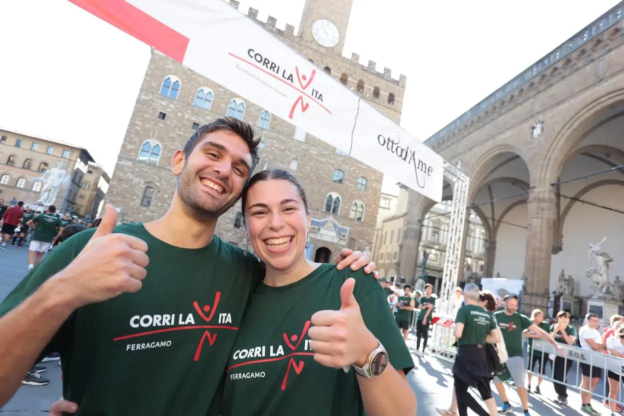 Corri la vita si accende. Tutti in blue per solidarietà. Porcaroli testimonial