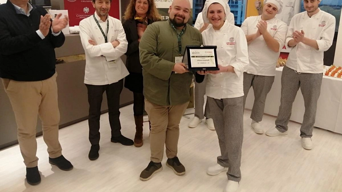 La giovane chef Chiara Carpinelli, con il suo piatto d’autore “L’olio dove non te lo aspetti“, ha conquistato la vittoria... La giovane chef Chiara Carpinelli, con il suo piatto d’autore “L’olio dove non te lo aspetti“, ha conquistato la vittoria...