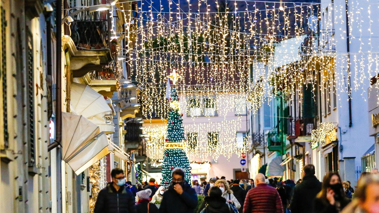Tutto pronto per l’accensione dell’albero di Natale in piazza Vittorio Veneto in contemporanea partirà una serie di eventi fino a gennaio Tutto pronto per l’accensione dell’albero di Natale in piazza Vittorio Veneto in contemporanea partirà una serie di eventi fino a gennaio