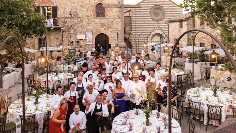 Cena in piazza sotto le stelle Cena in piazza sotto le stelle