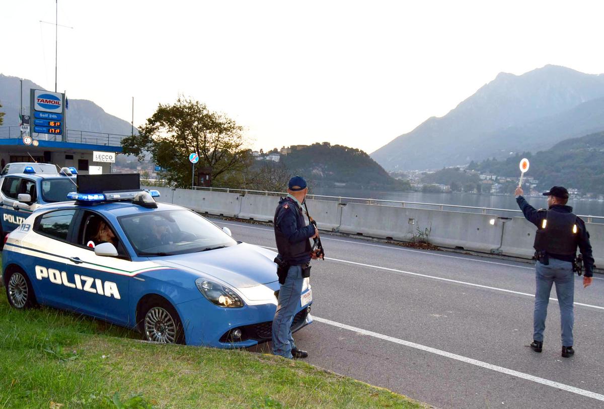 Orafo pestato e rapinato, trascinato fuori dall’auto e picchiato da finti agenti