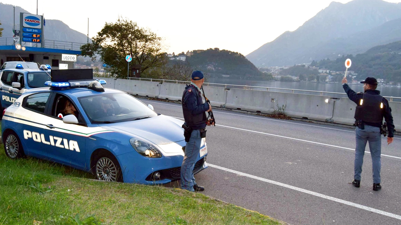 Rapinatori che avrebbero studiato l’azione e gli spostamenti del gioielliere e conosciuto le sue abitudini. Indaga la polizia di Stato Rapinatori che avrebbero studiato l’azione e gli spostamenti del gioielliere e conosciuto le sue abitudini. Indaga la polizia di Stato