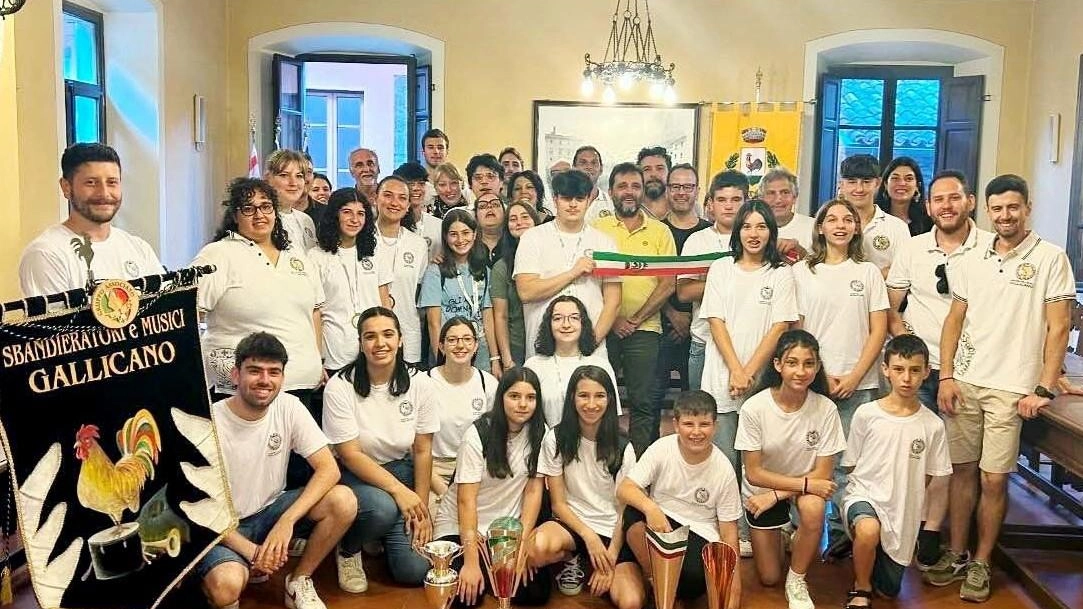 I giovani sbandieratori ricevuti dal sindaco con le coppe vinte alla Parata nazionale della Bandiera under 18 (foto Borghesi) I giovani sbandieratori ricevuti dal sindaco con le coppe vinte alla Parata nazionale della Bandiera under 18 (foto Borghesi)