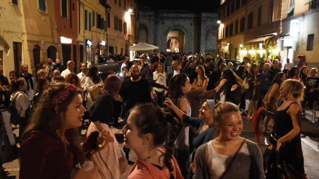 Bella la movida, ma i residenti. - si lamentano -. ogni tanto devono pur riposare Bella la movida, ma i residenti. - si lamentano -. ogni tanto devono pur riposare