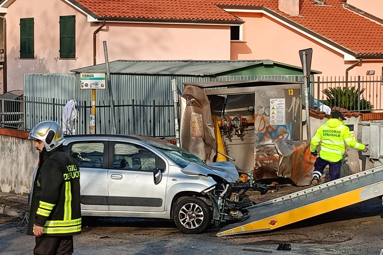 Una delle auto distrutte a seguito dell'incidente nella zona Torrette ad Ancona