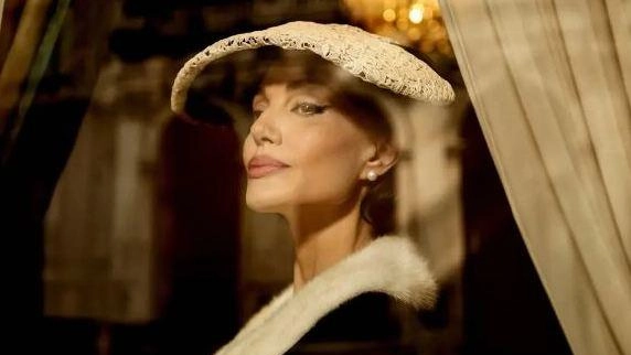 Con «Maria» Larrain si dedica a ricostruite gli ultimi giorni di vita di Mara Callas. A interpretarla è Angelina Jolie