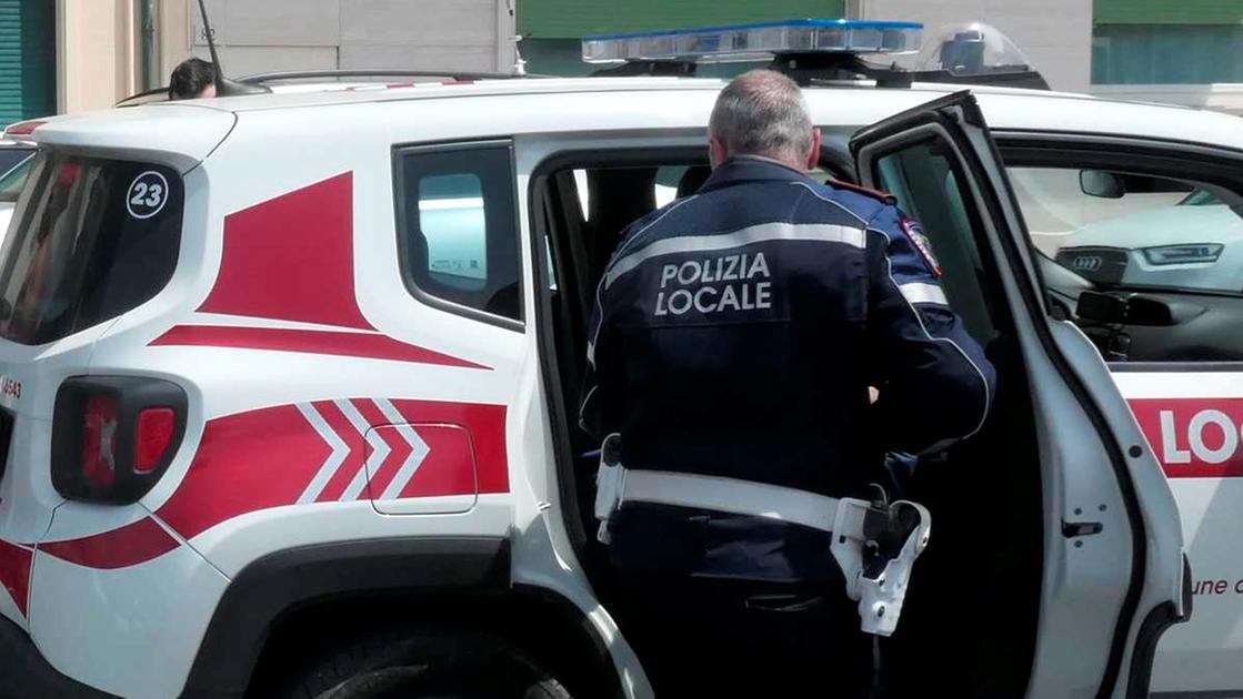 Momenti di paura sul bus: non paga il biglietto e aggredisce una donna, la nipotina scoppia in lacrime Momenti di paura sul bus: non paga il biglietto e aggredisce una donna, la nipotina scoppia in lacrime