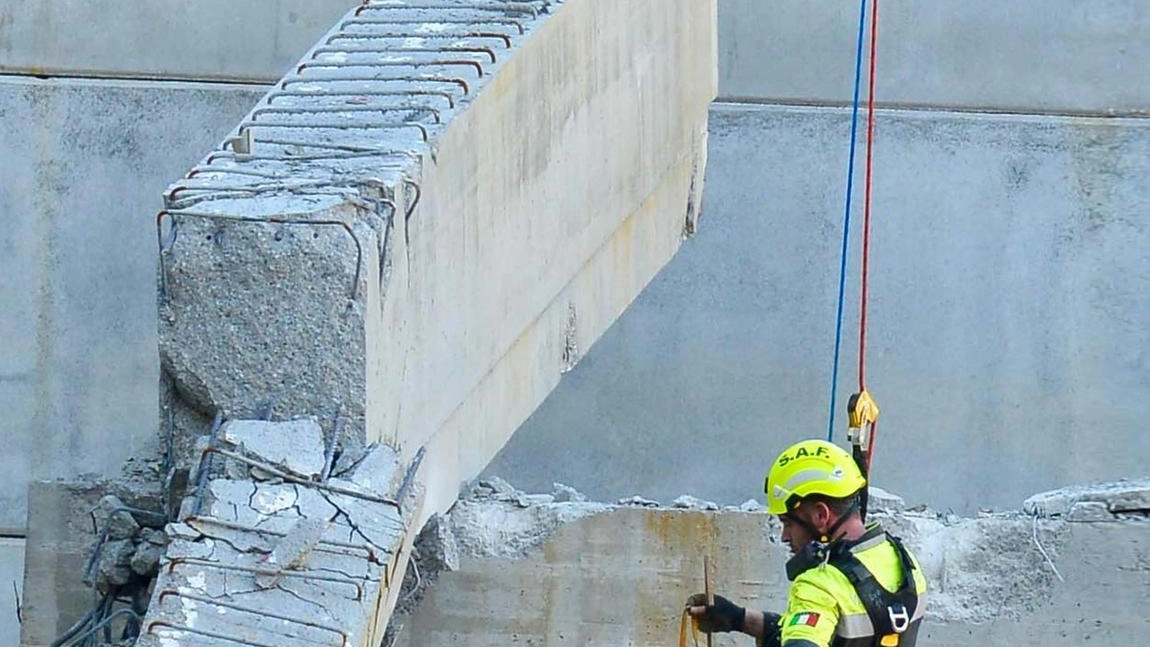 Una delle travi nel cantiere di via Mariti Una delle travi nel cantiere di via Mariti
