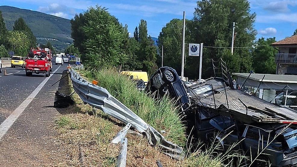 La bisarca finita fuori carreggiata trasportava quattro automobili nuove La bisarca finita fuori carreggiata trasportava quattro automobili nuove