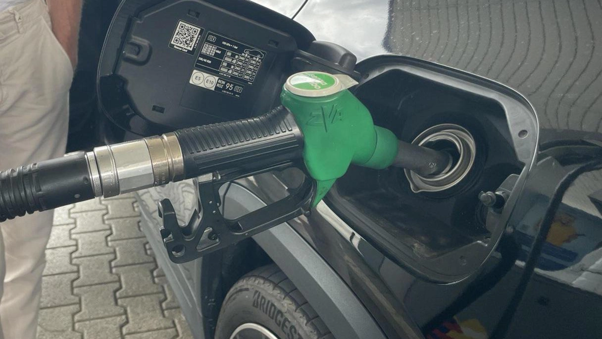 Un distributore di benzina (Foto archivio Ansa) Un distributore di benzina (Foto archivio Ansa)