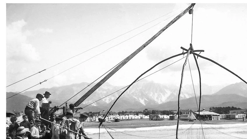 La pesca con rete a bilancia, Marina di Carrara, 1910-1920, Archivi Alinari La pesca con rete a bilancia, Marina di Carrara, 1910-1920, Archivi Alinari