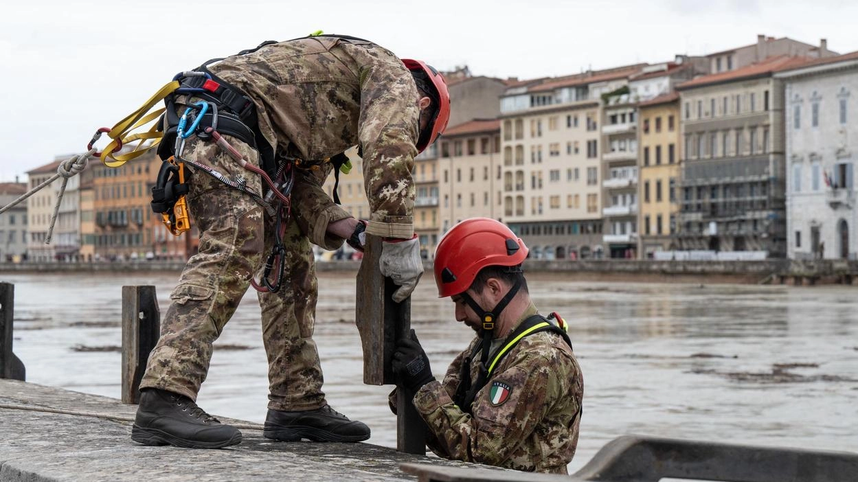 L’Esercito al lavoro sui lungarni a Pisa per installare le barriere mobili di protezione