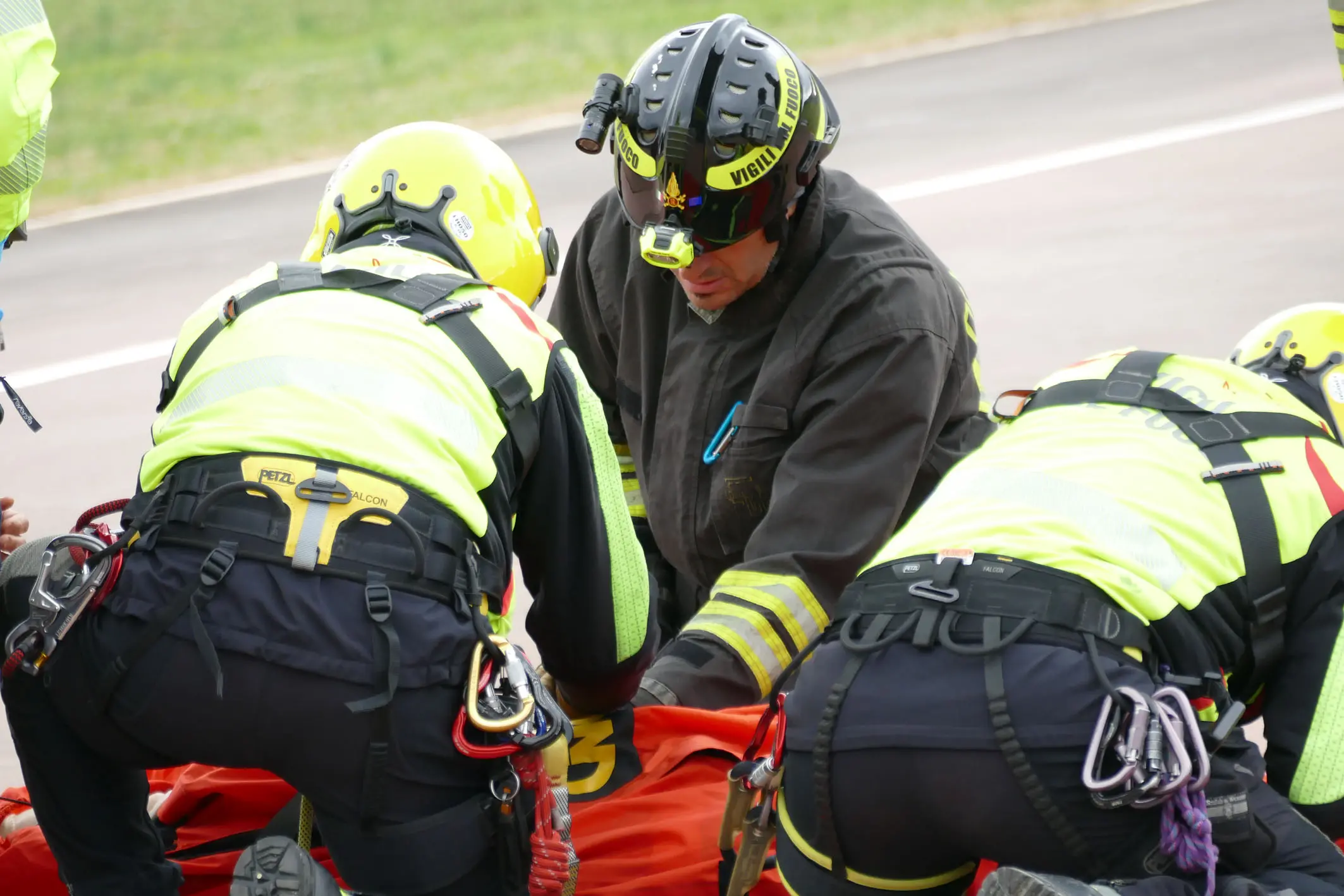 Cade dentro al pozzo mentre lavora. La tragedia in un giardino