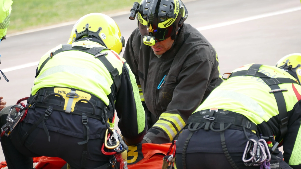 Un intervento di soccorso effettuato dai vigili del fuoco e dal personale del 118 (foto di archivio) Un intervento di soccorso effettuato dai vigili del fuoco e dal personale del 118 (foto di archivio)