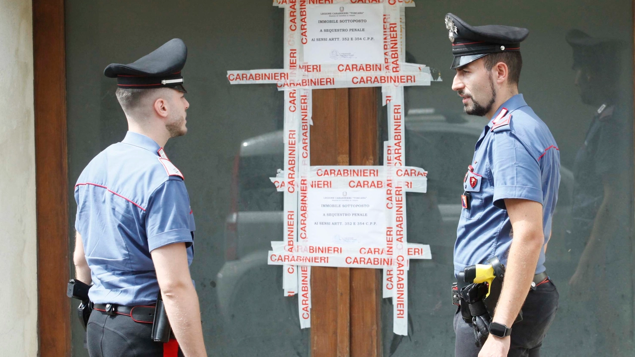 I carabinieri davanti al garage sequestrato a Castellina in Chianti (Foto lazzeroni) I carabinieri davanti al garage sequestrato a Castellina in Chianti (Foto lazzeroni)