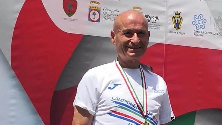Fabrizio Santi, orgoglioso sul podio con la medaglia d’oro tricolore «Master» Fabrizio Santi, orgoglioso sul podio con la medaglia d’oro tricolore «Master»