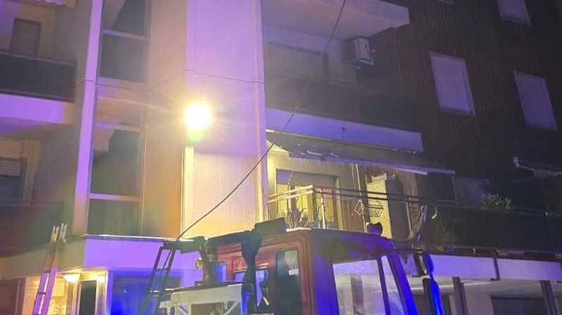 L’intervento dei vigili del fuoco in via Muttini a Marina di Carrara L’intervento dei vigili del fuoco in via Muttini a Marina di Carrara