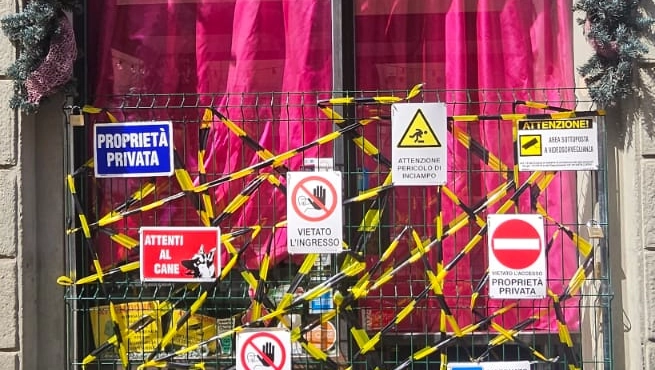 I cartelli sulla porta di ingresso del "Fake" I cartelli sulla porta di ingresso del "Fake"
