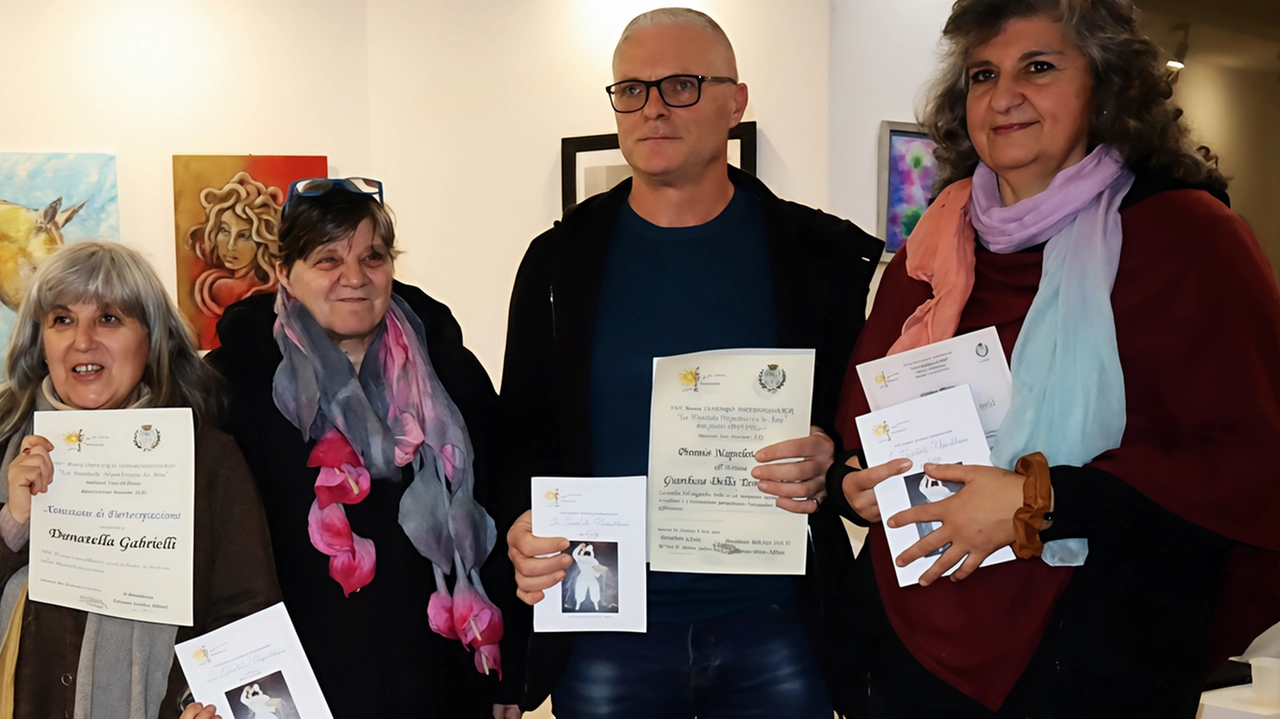 I premiati durante l’inaugurazione della mostra collettiva all’Associazione ’Artemisia’: l’arte per l’inclusione I premiati durante l’inaugurazione della mostra collettiva all’Associazione ’Artemisia’: l’arte per l’inclusione