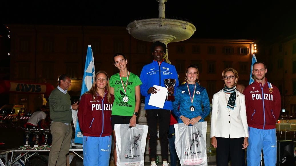 Il podio femminile in piazza del Duomo. Grande partecipazione in centro anche con tantissimi bambini dell’Atletica Prato Il podio femminile in piazza del Duomo. Grande partecipazione in centro anche con tantissimi bambini dell’Atletica Prato