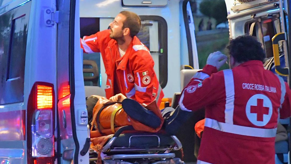 Operatore sanitario aggredito in strada, vicino alla stazione, da un passante. Stava soccorrendo una persona colpita da un malore, quando ha ricevuto un pugno in viso (foto di repertorio)