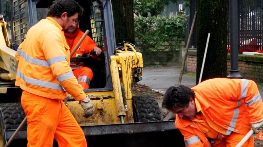 Operai al lavoro per l’asfaltatura (. foto archivio