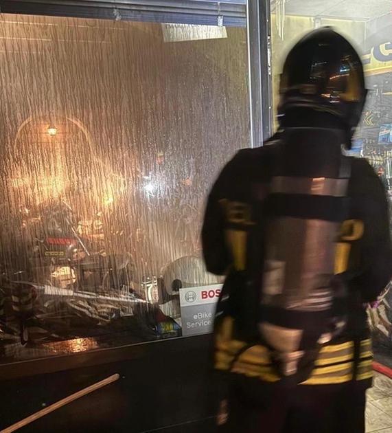Fiamme nel negozio di biciclette. Distrutto il locale delle riparazioni. Il titolare: "Sono pronto a ripartire" Fiamme nel negozio di biciclette. Distrutto il locale delle riparazioni. Il titolare: "Sono pronto a ripartire"