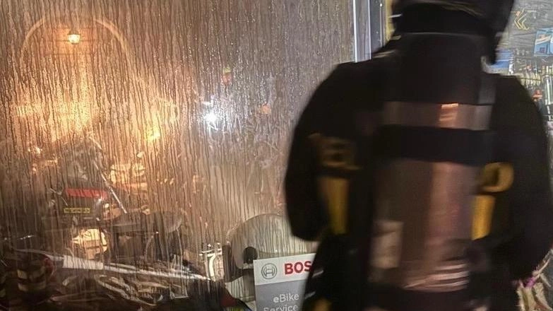 Un vigile del fuoco al lavoro per spegnere l’incendio in un incendio di biciclette a Orbetello Un vigile del fuoco al lavoro per spegnere l’incendio in un incendio di biciclette a Orbetello