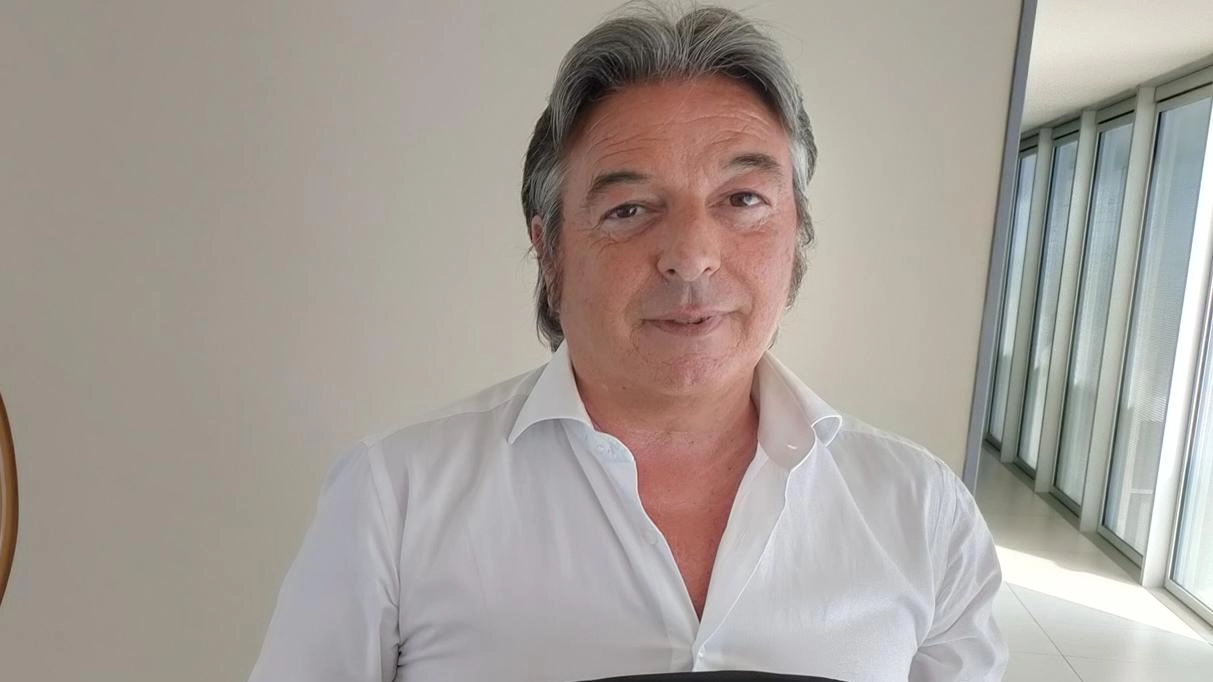 Una famiglia dona un defibrillatore alle cappelle del commiato della Misericordia di Prato in memoria di un caro scomparso. Il personale si forma per utilizzarlo. Una famiglia dona un defibrillatore alle cappelle del commiato della Misericordia di Prato in memoria di un caro scomparso. Il personale si forma per utilizzarlo.