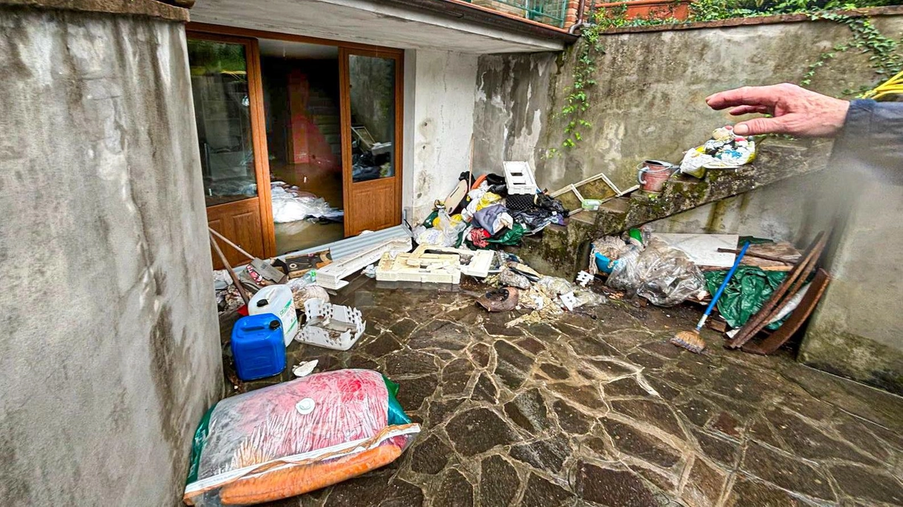 La nostra provincia è stata la più piovosa della Toscana. Paura per uno smottamento sulla Lodovica. Forte grandinata a Benabbio, case allagate a Fornoli. Notte di apprensione per nuovi nubifragi. La nostra provincia è stata la più piovosa della Toscana. Paura per uno smottamento sulla Lodovica. Forte grandinata a Benabbio, case allagate a Fornoli. Notte di apprensione per nuovi nubifragi.