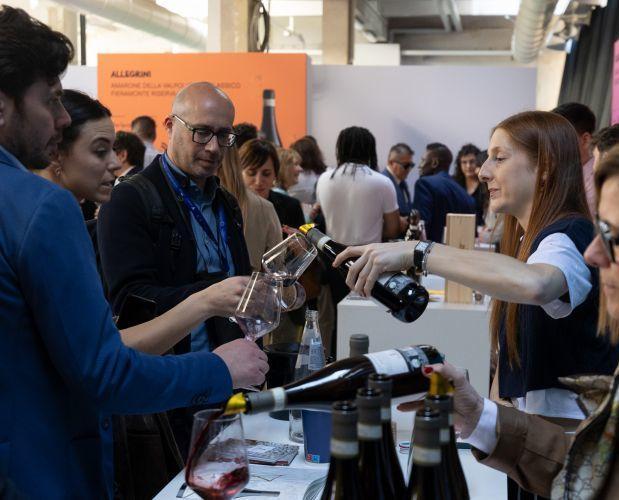 Allarme per i dazi sul vino: "Ammortizzatori sociali straordinari per i lavoratori"