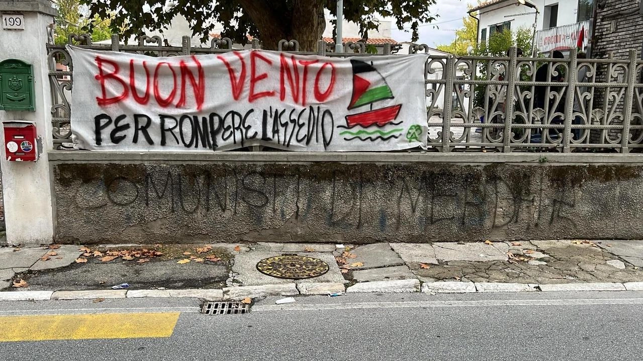 La scritta, con tanto di svastica, comparsa sul muro del circolo Alberone