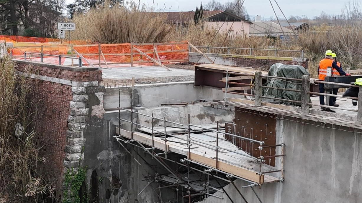 I lavori sul Ponte della Botte tra Calcinaia e Vicopisano sono in parte completati dopo mesi di ritardi e polemiche. Riaperta una corsia