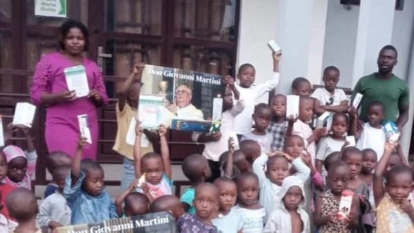 La gioia dei bambini di Goma che hanno ricevuto medicinali e presidi sanitari in memoria del pievano. Messe a frutto le donazioni ricevute in occasione dei funerali celebrati all’Antella dal cardinale Betori. La gioia dei bambini di Goma che hanno ricevuto medicinali e presidi sanitari in memoria del pievano. Messe a frutto le donazioni ricevute in occasione dei funerali celebrati all’Antella dal cardinale Betori.